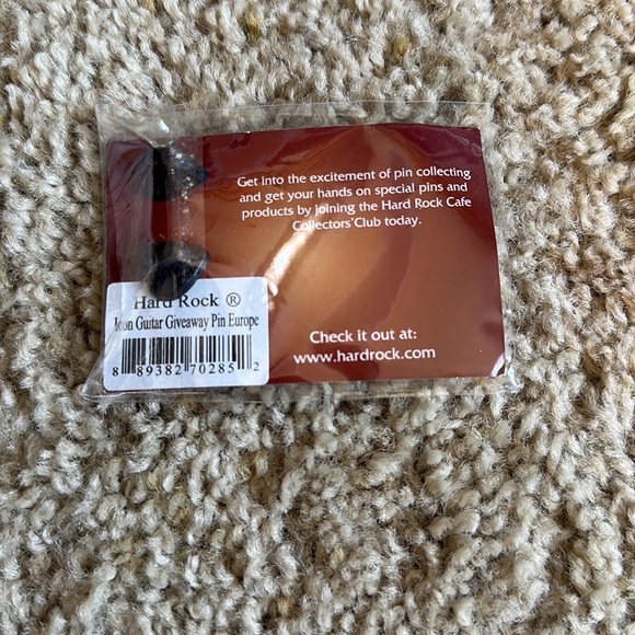 Hard Rock Cafe Green Guitar Pin Collectors Club - Picture 3 of 3